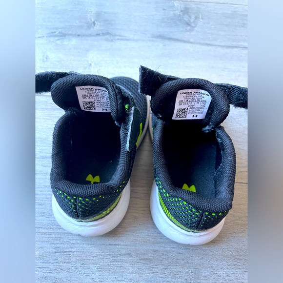 Under Armour sneakers (boys) Size 5 - Picture 6 of 6